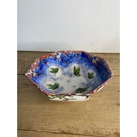 Vintage Weiße Und Blaue Handbemalte Schale/Servierschale. Verziert Mit Grünem Gelbem Schmetterling Crazed Ansonsten in Gutem Zustand von SwiftMillVintage