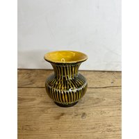 Vintage Westdeutschen Schwarz, Gelb Und Weiß Hoch Urne Vase. Hübsches Design. Signiertes Deutschland in Sehr Gutem Zustand von SwiftMillVintage