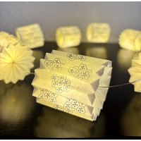 Weiße Origami-Lichterkette Weiße Origami-Lichterkette von SwissOrigami