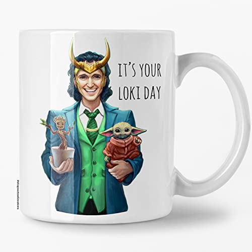 Switzer Kreations It's Your Loki Day Tasse, Loki Babysitting Groot und BabyYoda, Loki God of Mischief Tasse, Loki Lover Geschenk, Loki Tasse, 325 ml, Weiß (313 ml) von Switzer Kreations