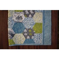 Meadowland Hexagon Moderne Baby Quilt Decke von SwoonAndNest
