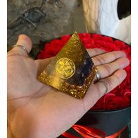 Orgonit Amethyst Om Pyramide | Kleine Version von SynLuxor