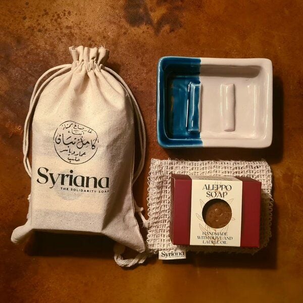 Syriana Solidarische Aleppo Seife + Sisal-Peelingbeutel + Seifenschale - Geschenke Set von Syriana