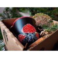 Weihnachtspilz-Tassen-Set Handbemalter Fliegenpilz-Becher, Harz-Untersetzer Weihnachtspilz-Tassen-Set Handbemalter Fliegenpilz-Becher, Harz-Untersetzer von SzafranMugs