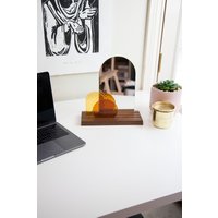 Look At Me - Moderner Kosmetikspiegel Aus Bernstein- Und Hellgelbglas Auf Holzsockel von SzkloGlass