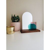 Look At Me - Moderner Kosmetikspiegel Aus Türkis- Und Hellviolettglas Auf Holzsockel von SzkloGlass