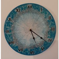 Uhr Aus Epoxidharz Auf Artboard Mit Dekosteinen 30 cm Durchmesser von TAD21