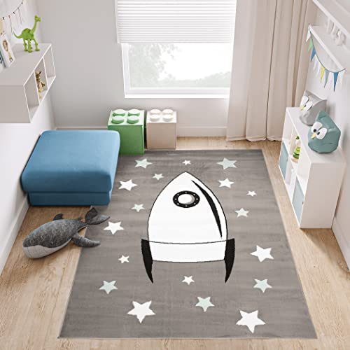 TAPISO Baby Teppich Kinderteppich Kurzflor Grau Taupe Weiß Schwarz Rakete Sterne Kinderzimmer Modern 80 x 150 cm von TAPISO