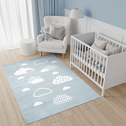 TAPISO Baby Teppich Kinderteppich Kurzflor Himmelblau Weiß Himmel Wolken Mutser Tropfen Zig Zag Streifen Kinderzimmer Modern 160 x 220 cm von TAPISO