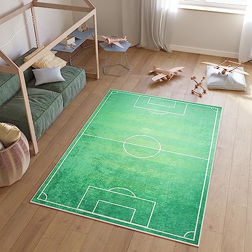 TAPISO Emma Teppich Waschbar bei 30 Grad Fußball Rasen Fußbalplatz bedruckter Kinderteppich Antirutsch Kinderzimmer Jugendzimmer Modern ÖKO-TEX 140 x 200 cm von TAPISO