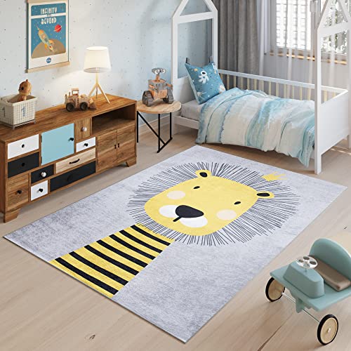 TAPISO Emma Teppich Waschbar bei 30 Grad Grau Gelb Löwe bedruckter Kinderteppich Antirutsch Kinderzimmer Jugendzimmer Modern ÖKO-TEX 120 x 170 cm von TAPISO