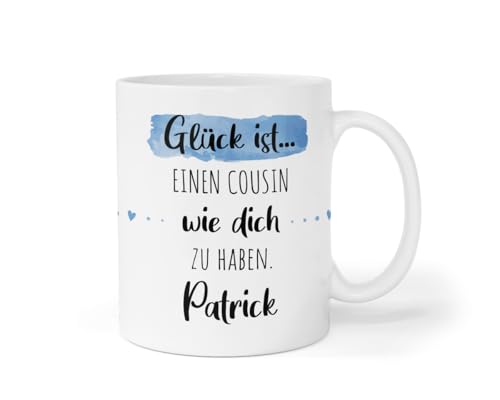 Personalisierte Kaffee-Tasse (Glück ist...) mit eigenen Wunschname. Für die Beste Freundin, Opa, Oma, Mama, Papa. Schönes Geschenk oder kleine Aufmerksamkeit | Muttertag (Bester Cousin, Blau/Blau) von TASSENPALAST