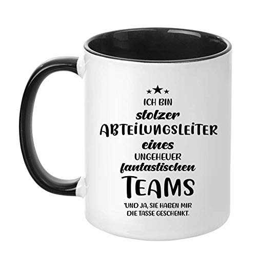 TassenTicker - "Ich bin stolzer Abteilungsleiter eines ungeheuer fantastischen Teams - beidseitig Bedruckt - Kaffeetasse - Arbeit - Büro - Geschenk - Chef - Geschenkidee (Schwarz) von TassenTicker