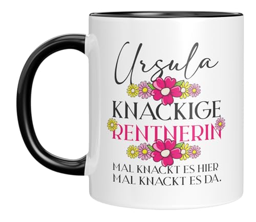 TassenTicker - Knackige Rentnerin - Kaffeebecher personalisiert mit Wunschnamen - Tasse mit Spruch - Blumen Motiv - tolle Geschenkidee - Renteneintritt - Damen/Frauen - Schwarz von TassenTicker