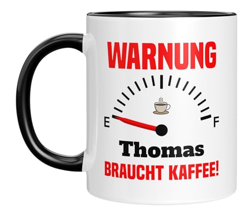 TASSENTICKER - Warnung, braucht Kaffee - Personalisiert - Geschenk - Tasse mit Spruch - Geburtstagsgeschenk - Geburtstag (Schwarz) von TASSENTICKER
