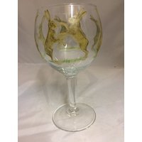 Boxen Hase Designs Auf Großem Gin Ballon Glas von TAYLERMADEPRODUCTS