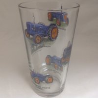 Fordson 1Pt Toughned Beer Glass Mit 6 Verschiedene Traktoren Auf von TAYLERMADEPRODUCTS