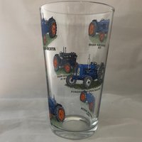 Fordson Tractor 6 Designs Auf 1Ptgehärtetem Glas von TAYLERMADEPRODUCTS