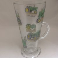 John Deere Traktor Designs Auf Großem Gehärtetem Lattee Glas von TAYLERMADEPRODUCTS