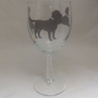 Schwarze Labrador Designs Auf Großem Gehärtetem Weinglas von TAYLERMADEPRODUCTS