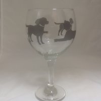 Schwarze Labrador-Designs Auf Großem Gin-Ballonglas von TAYLERMADEPRODUCTS