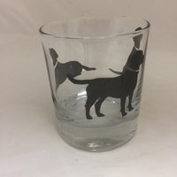 Schwarze Labrador Designs Auf Heavey Base Becher von TAYLERMADEPRODUCTS