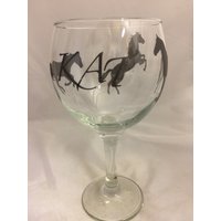 Schwarzes Pferde-Design Auf Großem Gin-Ballon-Glas-Personlise-Einzelname in Schwarzer Script-Beschriftung von TAYLERMADEPRODUCTS