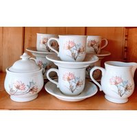 Noritake Stone Ware 8632 Spring Like Floral, 6 Tassen Mit Untertassen, Zuckerdose Und Milchkännchen Set Von 15 von TCRPillows