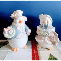 Vintage Handbemalte Saisonale "Weihnachten" Keramik-Pinguinfiguren Männlich Und Weiblich "Gebündelt Für Den Winter" 9 6/8" T Mail 10 1/2 "T Vintage Handbemalte Saisonale "Weihnachten" Keramik-Pinguinfiguren Männlich Und Weiblich "Gebündelt Für Den Winter" 9 6/8" T Mail 10 1/2 "T von TCRPillows