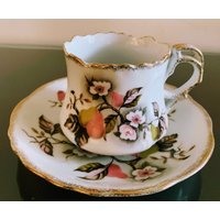 Vintage Linke Porzellan-Demitasse-Tasse Mit Untertasse Original Kronenmarke Auf Boden Handbemalt Komplizierte Weiße Blumen Und Birnen Goldrand von TCRPillows