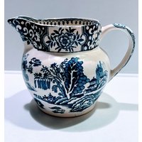 Vintage Ming-Muster Porzellan Blau Und Weiß Krug Oder 3 1/4 "T X 4 3/4 "Von Der Spitze Des Griffs Bis Zur Tülle, Nie Benutzt" Vintage Ming-Muster Porzellan Blau Und Weiß Krug Oder 3 1/4 "T X 4 3/4 "Von Der Spitze Des Griffs Bis Zur Tülle, Nie Benutzt" von TCRPillows