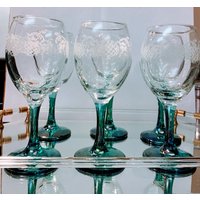Weißer Akzent Mit Grünem Stiel, Weingläser Weißem Gestell Und Blumen Design 6 3/4 "Großes Set Von Perfekten Zustand, Nie Benutzt von TCRPillows