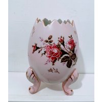 Wunderschöne Vintage Handbemalte Eivase Auf Drei Geschweiften Beinen, Diese Ist Die Größte Als Meisten. 6 1/2" T X 3 B An Der Öffnung Mit Goldrand von TCRPillows
