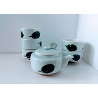 Set Von Handgemachter Kleiner Teekanne Mit 5 Passenden Teebechern/Tassen - Studio Pottery von TCTreasuresChicago