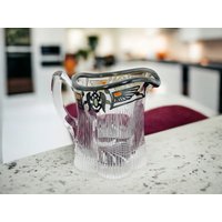 Vintage Milchkännchen, Milchkännchen Aus Gepresstem Glas, Ausgefallenes Mit Schwarzem Emaillebesatz Und Adlerflügel-Dekor An Der Seite von TDVintageTreasures