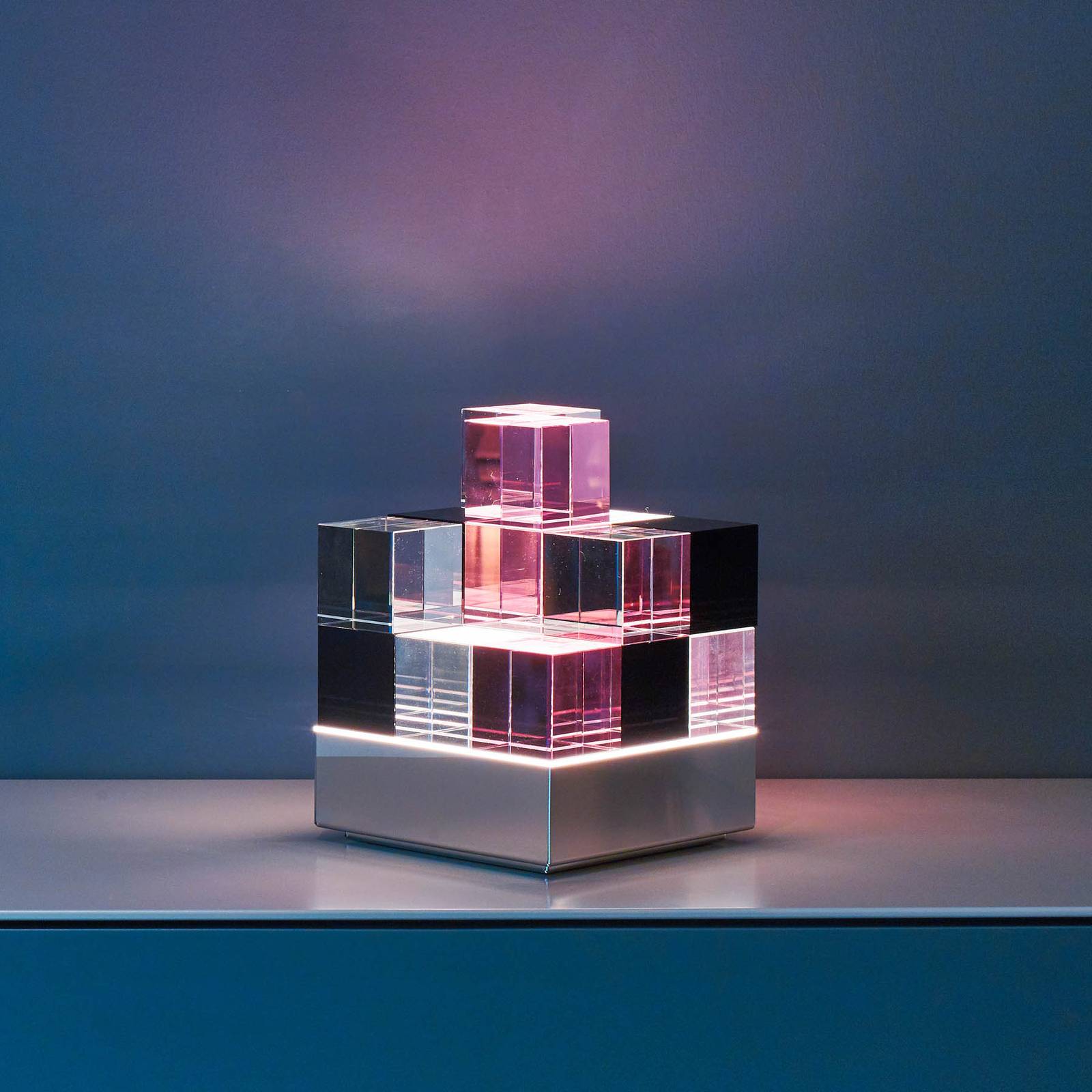 TECNOLUMEN Cubelight Move Tischlampe, rosa/schwarz von TECNOLUMEN