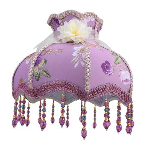 TEHAUX Lila Lilien Blumen Spitzen Lampenschirm aus Stoff Hochwertiger Lampenschirm für Tisch und Stehlampen Romantisches Design mit Perlenanhänger Langlebige Weiche Materialqualität TEHAUX Lila Lilien Blumen Spitzen Lampenschirm aus Stoff Hochwertiger Lampenschirm für Tisch und Stehlampen Romantisches Design mit Perlenanhänger Langlebige Weiche Materialqualität von TEHAUX