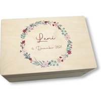 Erinnerungskiste Baby Mit Namen "Blumenkranz 3" Geburtsdatum Erinnerungsbox Für Kinder, Geburt, Personalisierte Holzkiste von TENII