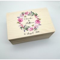 Erinnerungskiste Hochzeit Mit Namen "Blumenkranz 2" Hochzeitsdatum Erinnerungsbox Zur Trauung von TENII