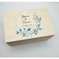 Erinnerungskiste Hochzeit Mit Namen "Blumenkranz" Hochzeitsdatum Erinnerungsbox Zur Trauung, Aus Holz, Hochzeitsbox von TENII