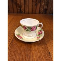 Colclough Rosa Cabbage Rose Auf Gelbem Hintergrund Teetasse Und Untertasse Rosen Antike Tasse Colclough Rosa Cabbage Rose Auf Gelbem Hintergrund Teetasse Und Untertasse Rosen Antike Tasse von TFBTreasures