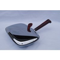 Glo Hill Butlers Krümeleimer Mit Einigen Gebrauchsspuren in Burgundy Bakelite Glo Hill Butlers Krümeleimer Mit Einigen Gebrauchsspuren in Burgundy Bakelite von TFBTreasures