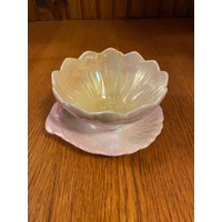 Royal Winton Grimwades Lustreware Pink Irisierende Lotusschüssel Mit Befestigtem Teller Royal Winton Grimwades Lustreware Pink Irisierende Lotusschüssel Mit Befestigtem Teller von TFBTreasures