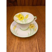 Vintage Salon China Teetasse Mit Untertasse, Handbemalte Gladiolen Blumen in Gelb, Art-Deco-Form von TFBTreasures