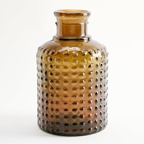 Mittelgroße Flasche aus recyceltem Glas mit Relief-Punkt-Design - Kleine handgefertigte Glaskaraffe im mediterranen Stil für Dekoration als Vase (Bernsteinfarbe) von THE GLASS COMPANY