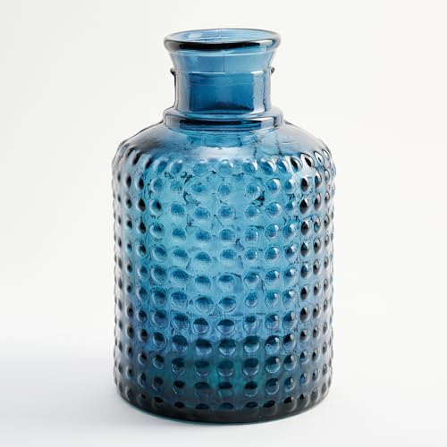 Mittelgroße Flasche aus recyceltem Glas mit Relief-Punkt-Design - Kleine handgefertigte Glaskaraffe im mediterranen Stil für Dekoration als Vase (Marineblau) von THE GLASS COMPANY