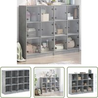 The Living Store - Bücherregal mit Türen Betongrau 136x37x109 cm Holzwerkstoff - Buche Regal - Wohnzimmer Möbel - Sideboard - Regalsystem von THE LIVING STORE
