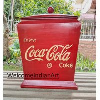 Alte Eisen Coca Cola Box/Getränke Eiskalte Retro Metall Vintage Dose von THEDNAGROUPJODHPUR