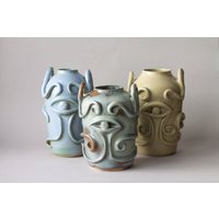 Skulpturale Handgemachte Keramik Vase, Steingut, Himmelblau, Vase von THESTELLART