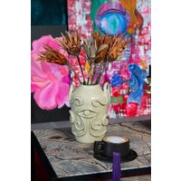 Skulpturale Handgemachte Keramikvase, Steingut, Grüne Zitrone, Skulpturale Vase von THESTELLART